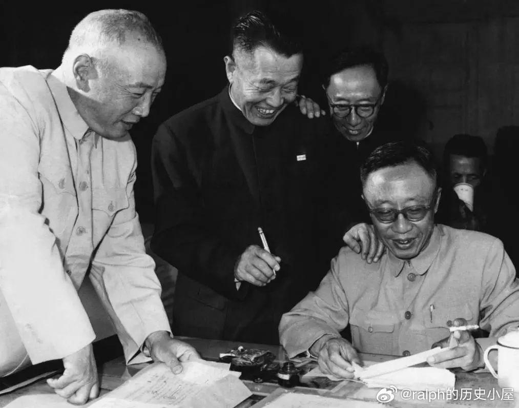 60年代宋希濂、杜聿明、溥杰、溥仪（从左至右）在全国政协文史专员室历史影像