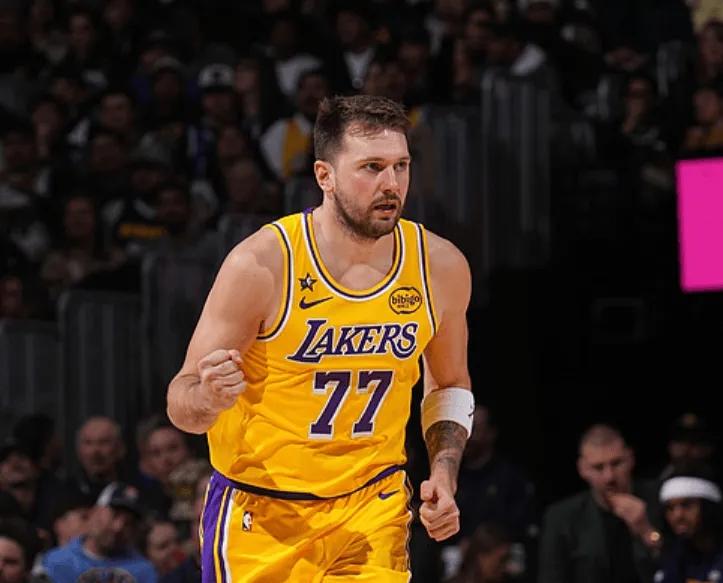 东77掘金的严父实锤了。
湖人打掘金，湖人最多的时候落后16分，最终，掘金第三节