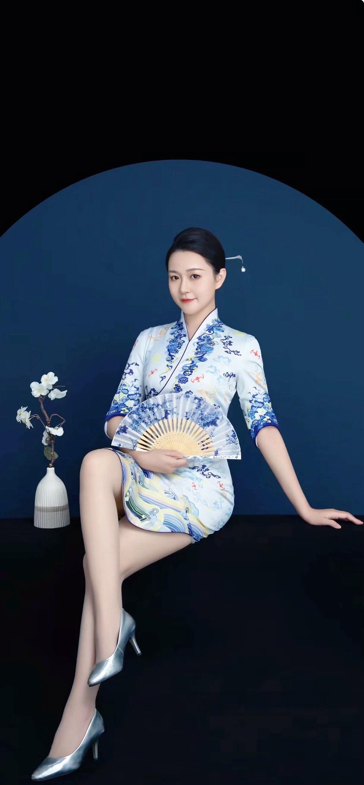 台下人走过不见旧颜色。