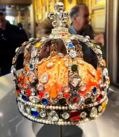 行，这事儿够离谱的。卢浮宫那顶欧仁妮皇冠不是前段时间被偷了吗？结果你猜怎么着，找