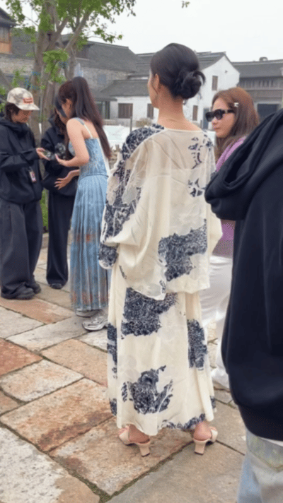 李艺彤一步一鞠躬 活动现场步履从容，频频鞠躬致谢，礼貌又贴心，低调谦逊的模样太圈