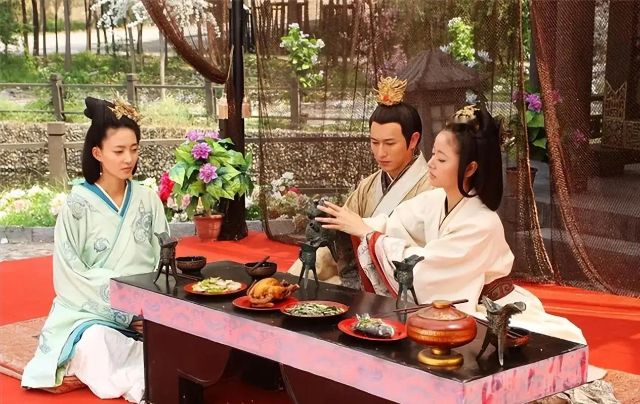 一天晚上，程姬把侍女唐儿，带到汉景帝的床上，悄声说：“我来月事不方便，今晚你和陛