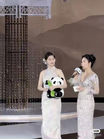 王楚然活动穿旗袍，算得上明艳大美人吗？ 
