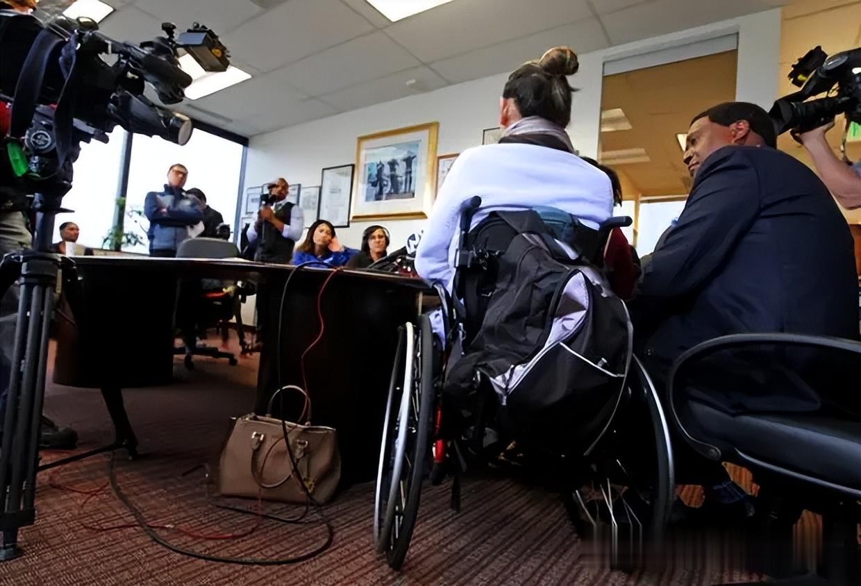 美国男子吸D致幻睡进壁炉烧断8指！出院后起诉警方索赔1亿