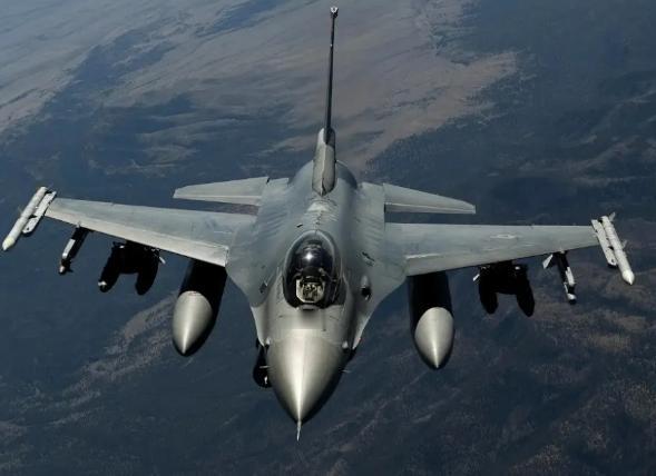 惊美国佛州棕榈滩一大早直接被战机轰鸣声“炸醒”，昨天上午9点多，一架F-16战机