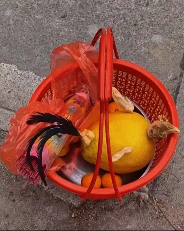 拿这些东西去祭祖，不知道祖宗会不会怪我？