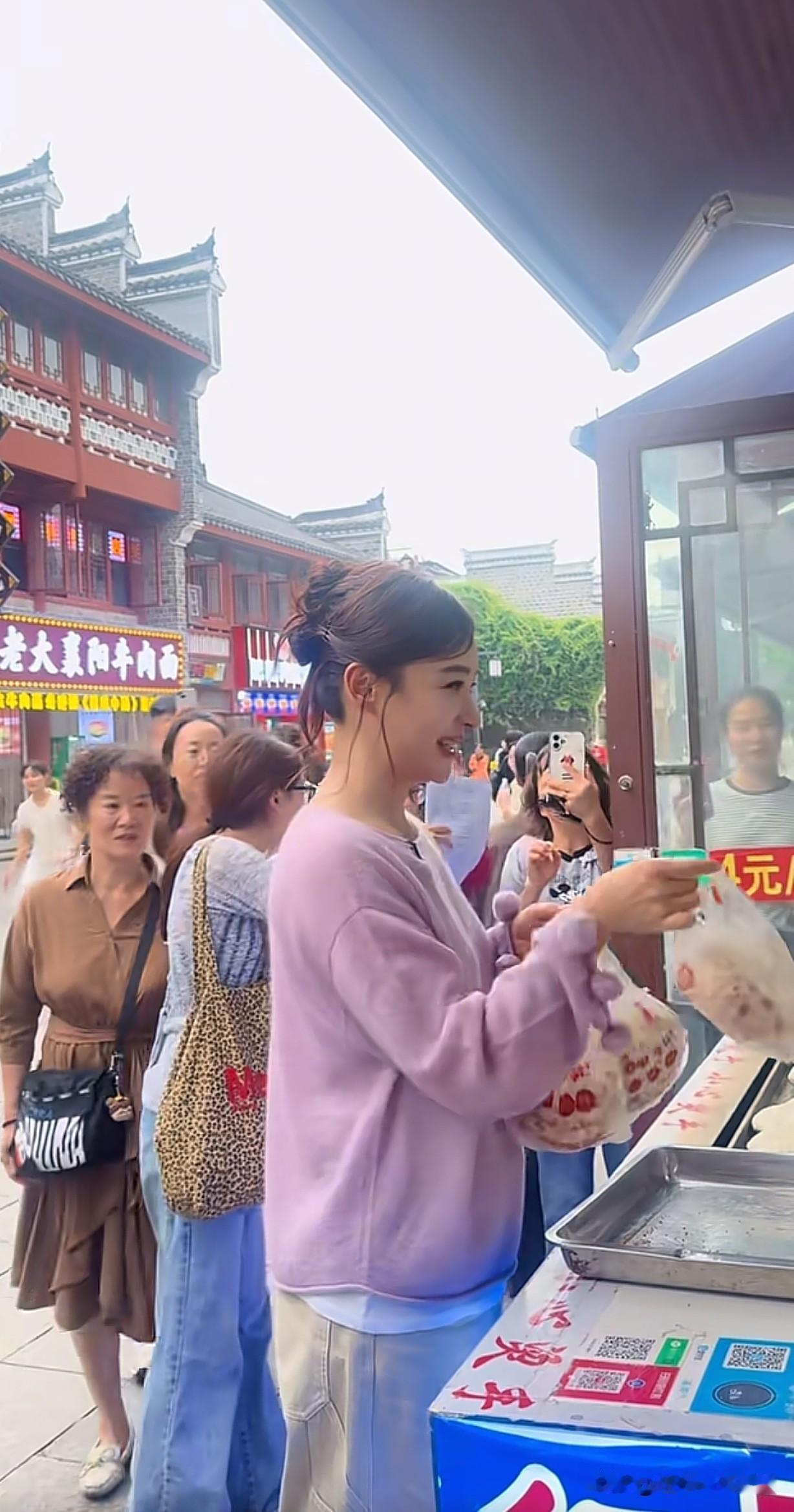 袁姗姗回襄阳了。袁姗姗在襄城区北街拍宣传片了，吃牛肉面，喝豆浆，买红糖饼。

作