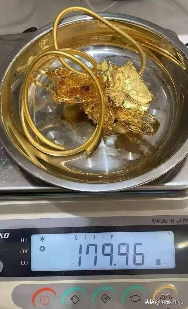 刚刷到9月16号的夜盘收盘数据，眼下的盘面着实让人有点摸不着头脑。
沪金主力合约