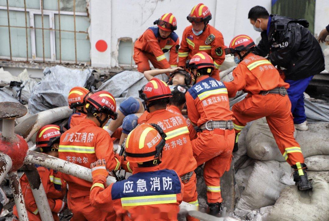 #齐市中学坍塌事件已营救8人#今天下午，黑龙江省齐齐哈尔市龙沙区第34中学一个体