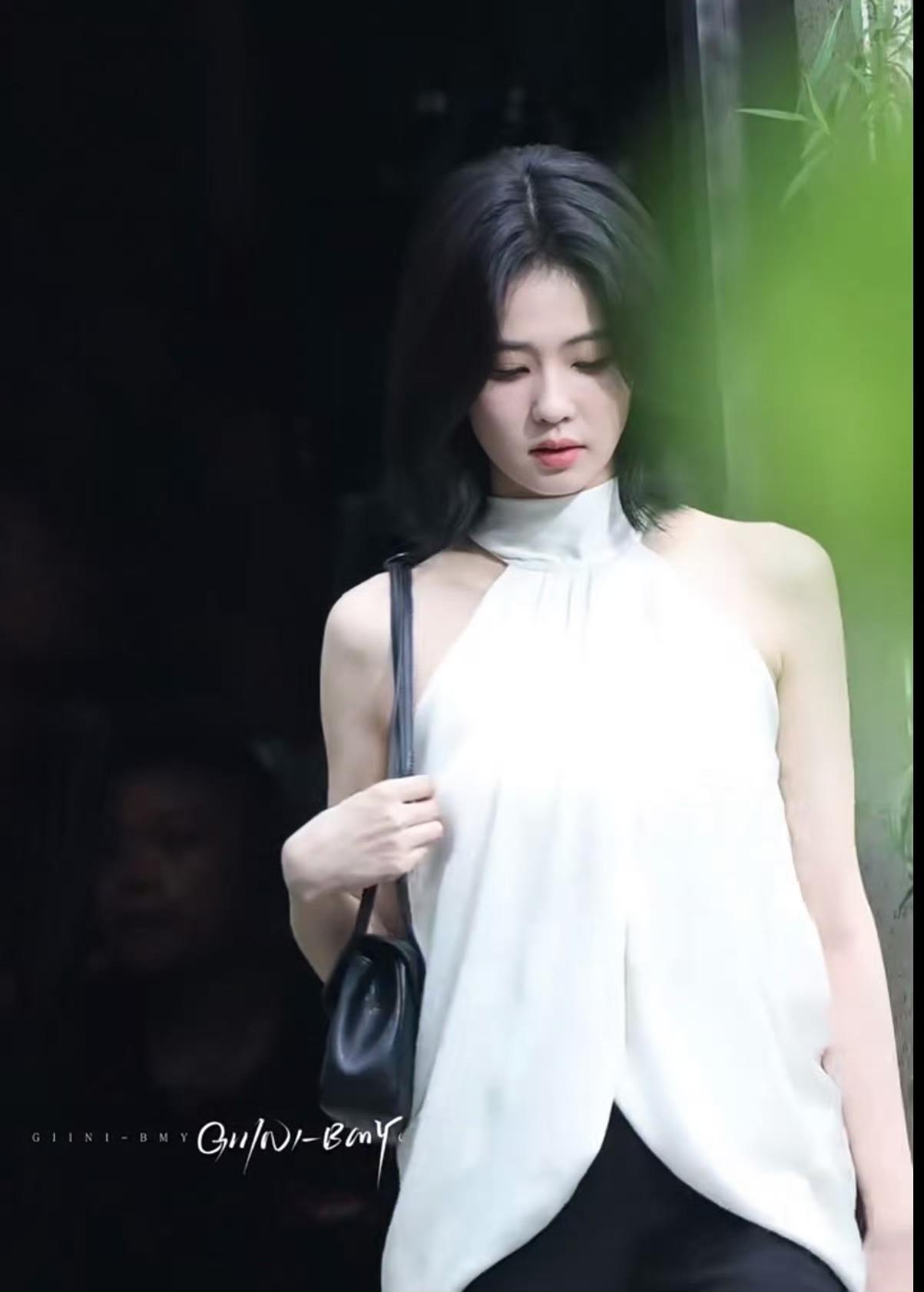 白鹿一身白衣这清冷感绝了，女人味十足的美白鹿的剧照 白鹿实况图