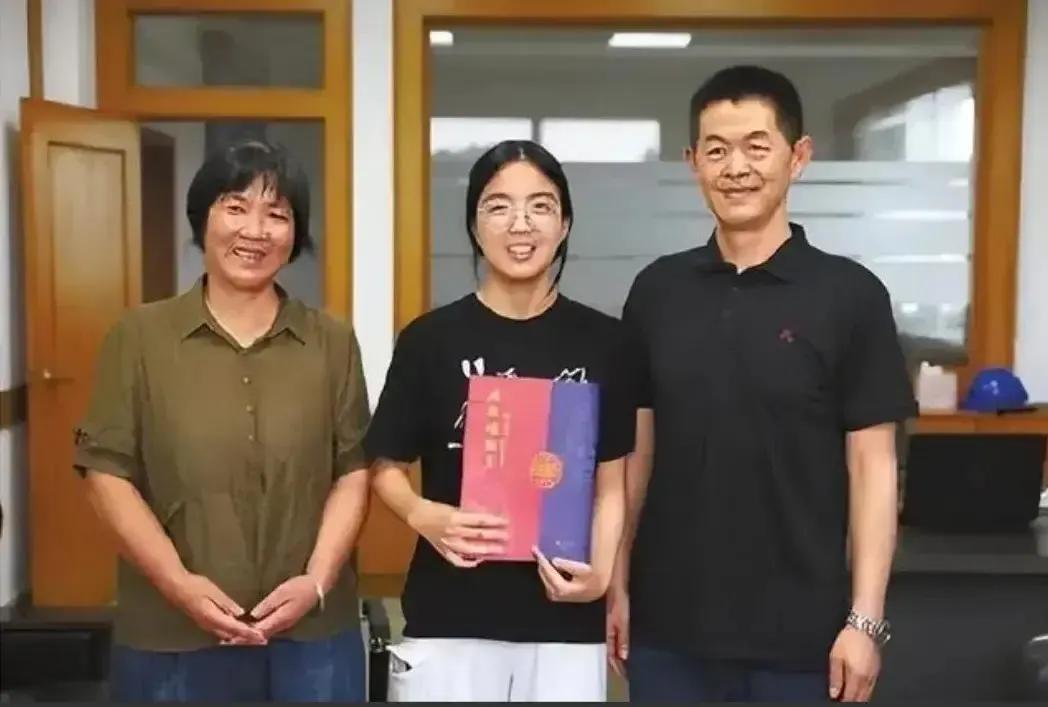 大学四年，她每月都会收到一笔匿名资助，无人知晓是谁。靠着这份默默帮扶，她咬牙苦读