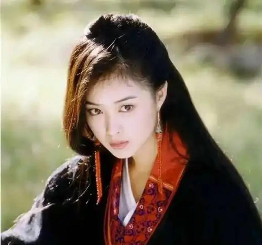 在《归队》中，蒋欣以“妈生脸”惊艳众人。她五官大气、下颌线清晰，无需科技修饰，却