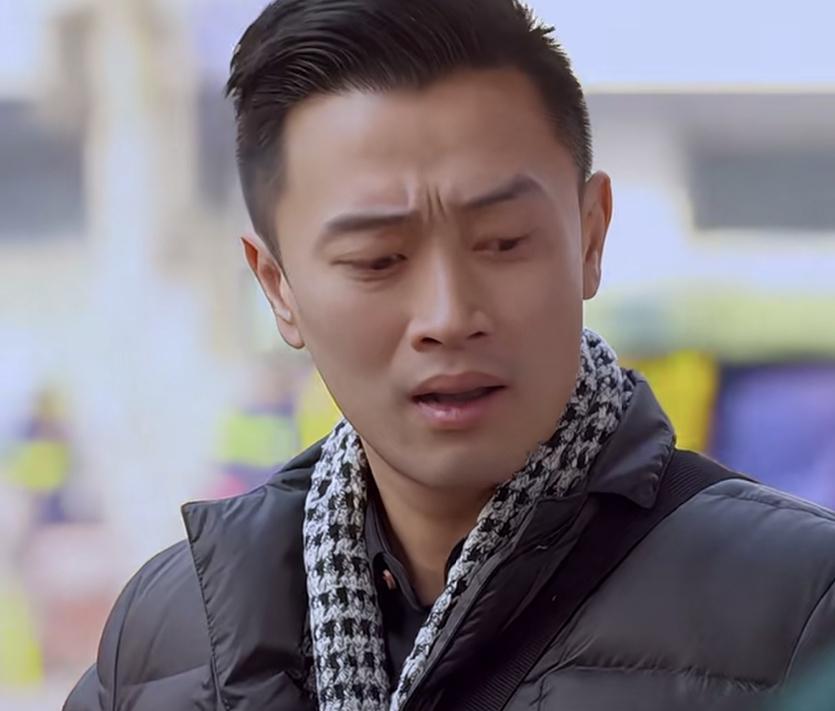 这这丈母娘能高兴吗？
男人排了三个小时队，
只为了给丈母娘买鲜肉月饼 ，可就当马