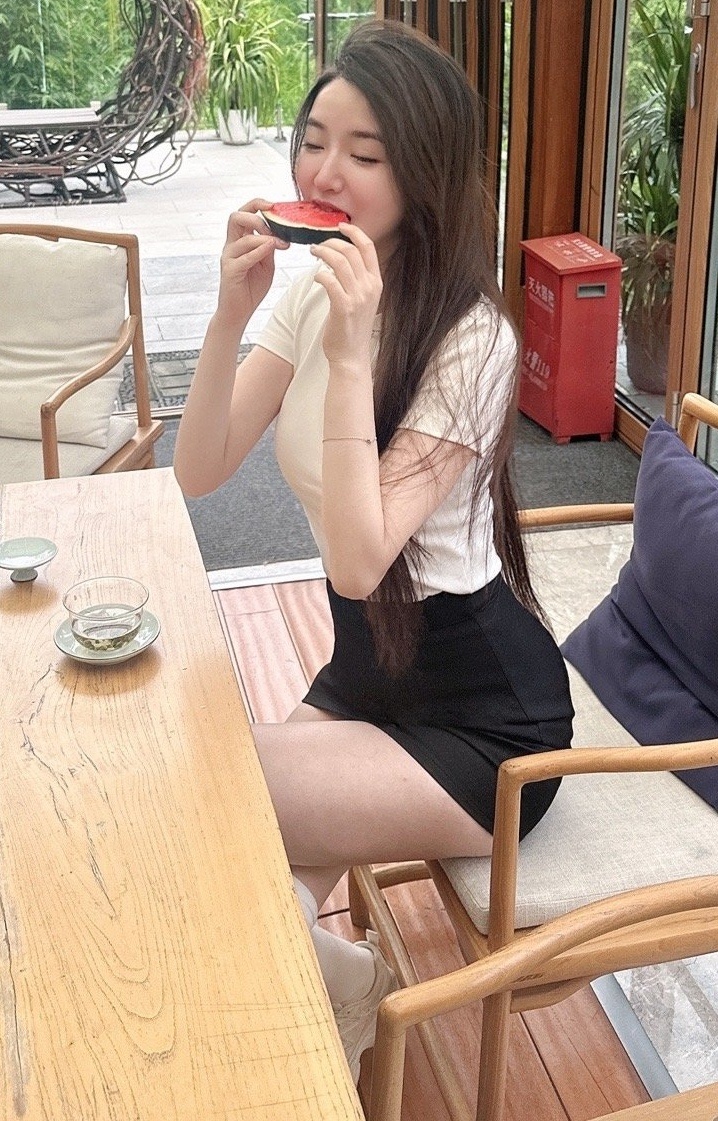 体育主持人郭珺黑白配日常穿搭 ​​​