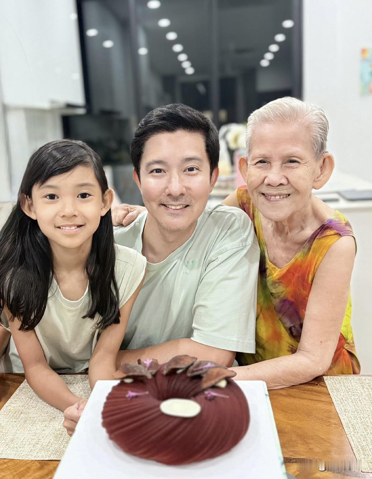从立威廉晒日常生活照中来看，大家从来没见过他的妻子，大多数都是他和女儿还有他的母