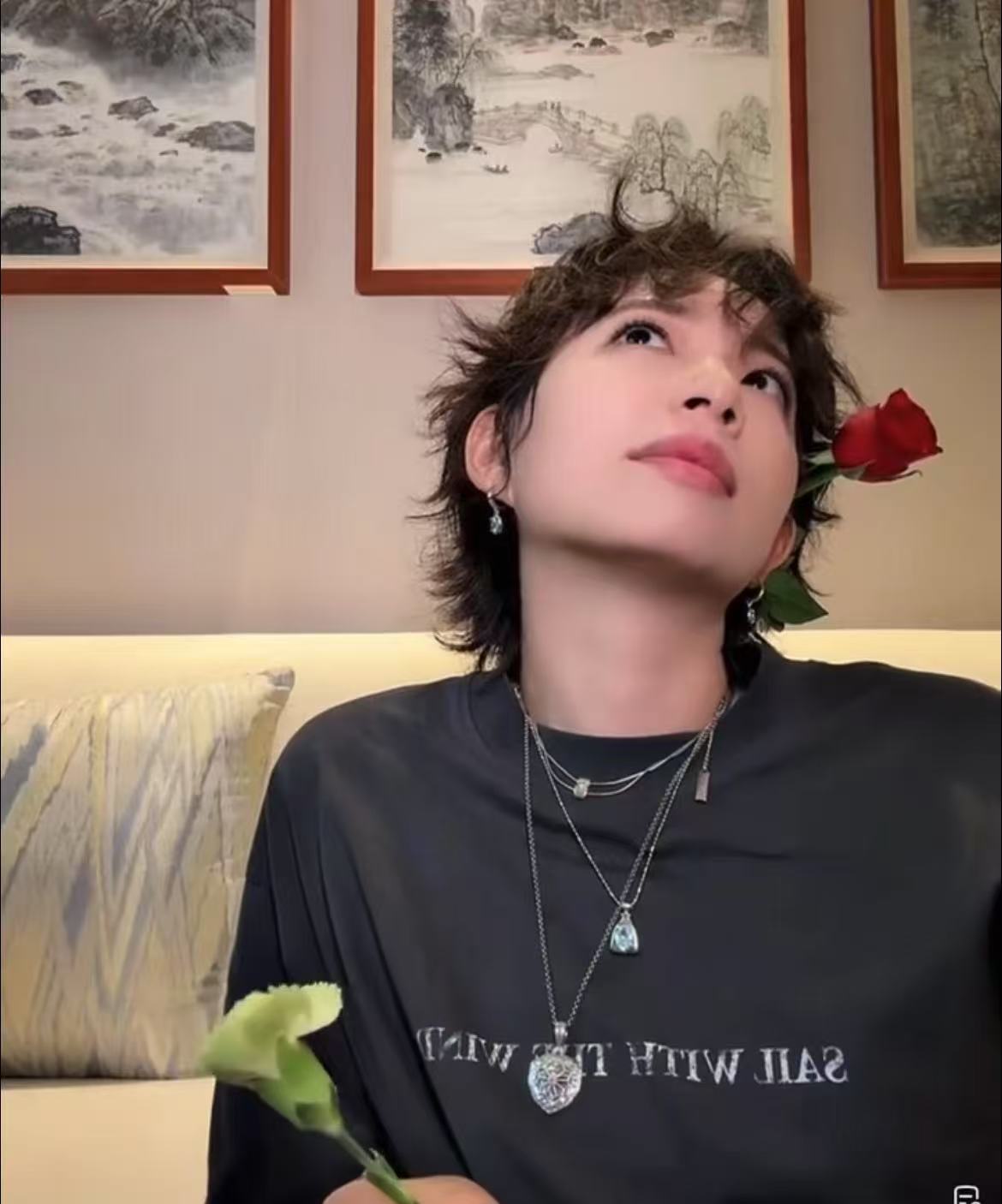 李斯丹妮也玩上了疯癫唱腔 李斯丹妮直播清唱隐，疯癫唱腔自带松弛滤镜，唱着唱着自己