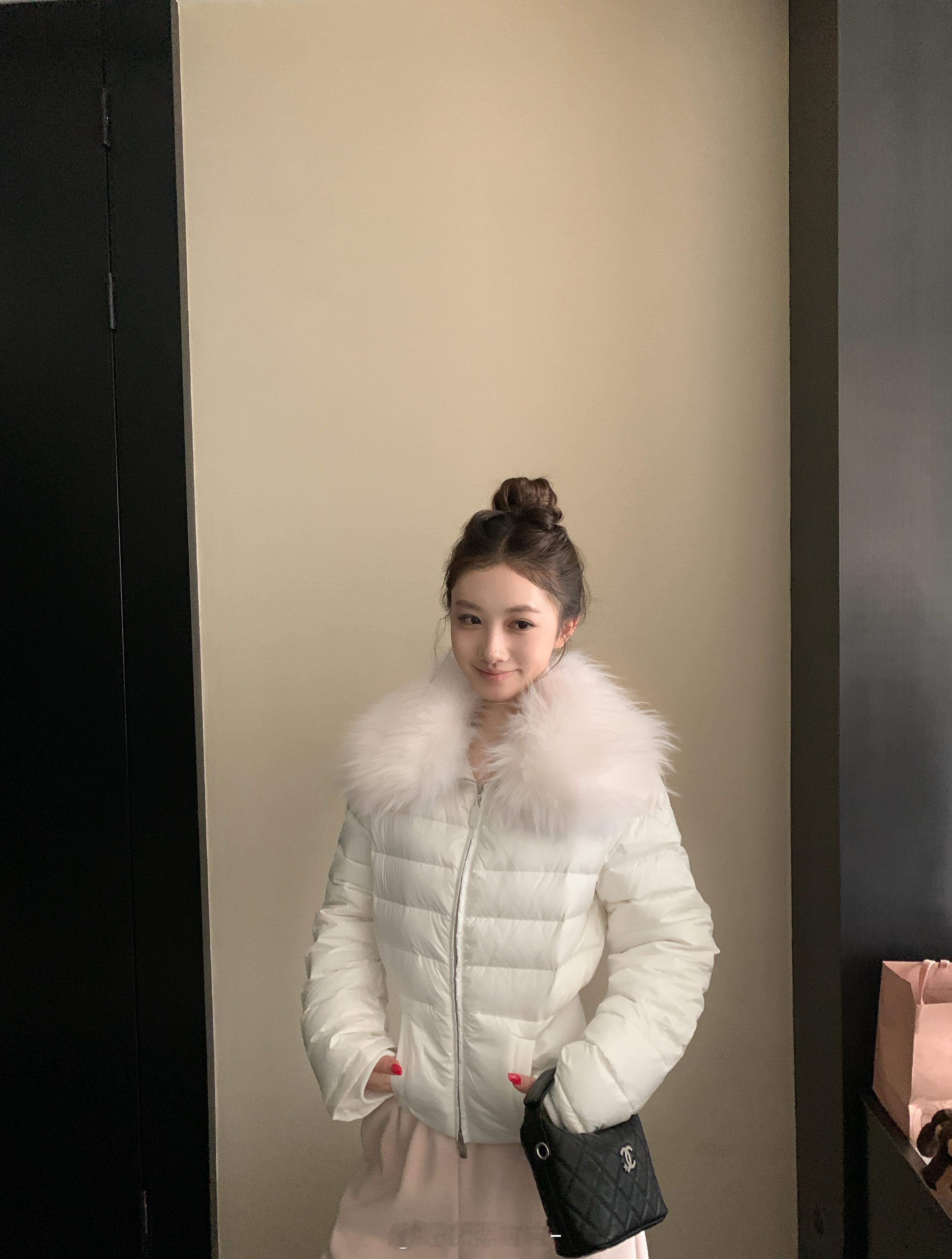 今年冬天只能留一件羽绒服的话非它莫属了！！这款实物真的很惊艳！！温柔又气质～大毛