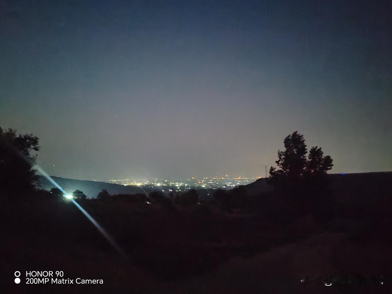 记录我的2026山风带来夏初的微凉，抬头撞见疏星与薄云。忽然想起，已经好久没静下