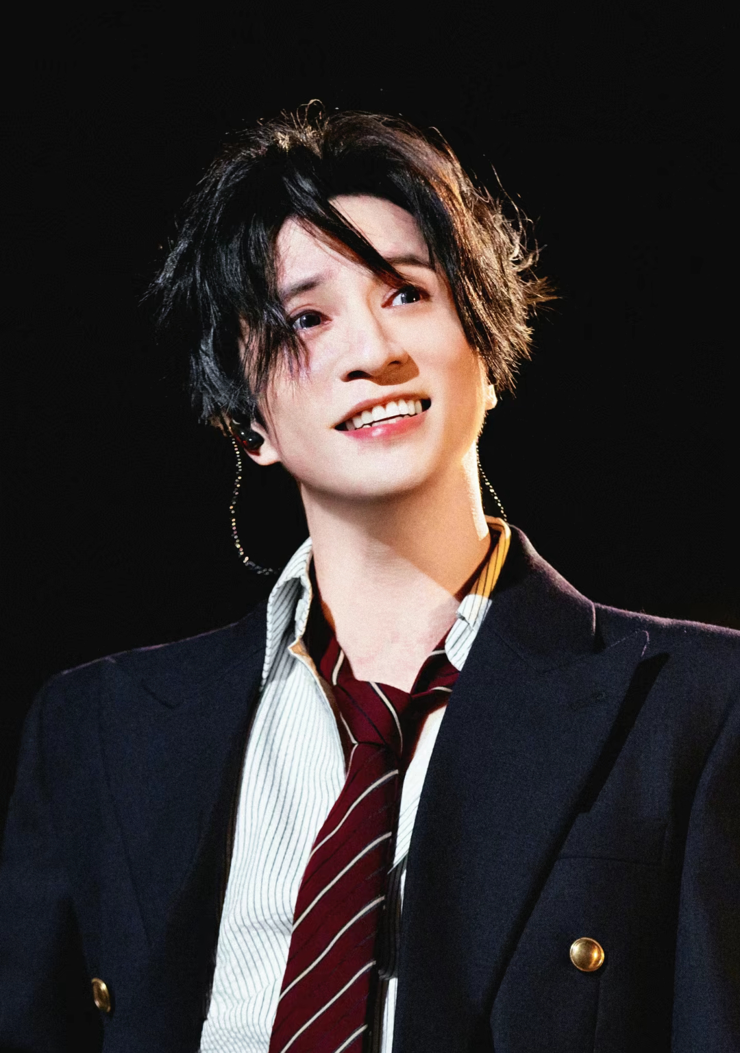 一张图看懂薛之谦四巡舞台有多大薛之谦直接把演唱会体验拉到最满，全环绕超大四面台视