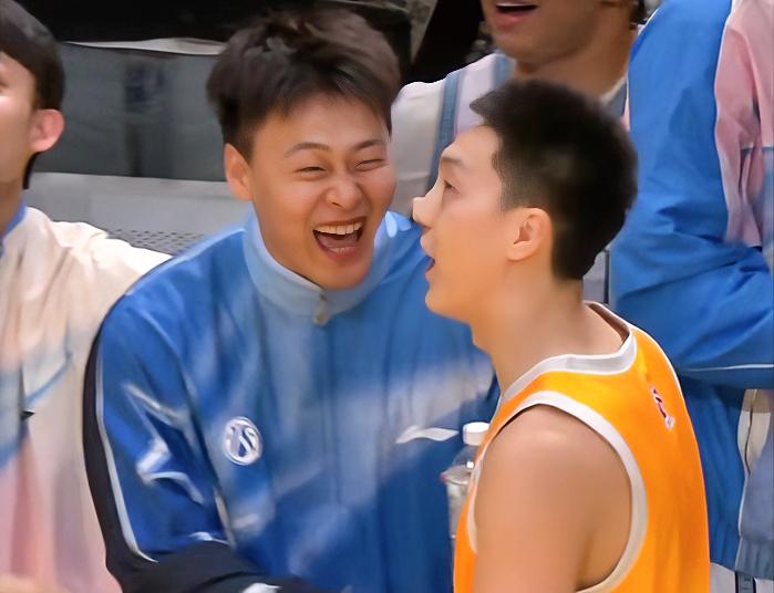 胡明轩：睿哥，你是真不留手啊，第三节那几记突破+三分，直接把我们节奏打乱了。
赵