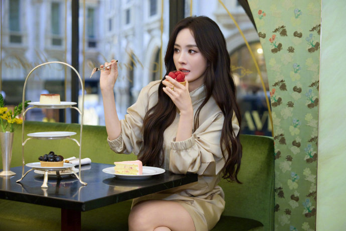 杨幂探店寻味 杨幂元宵节营业plog 杨幂元宵节营业plog，杨幂探店寻味，今日