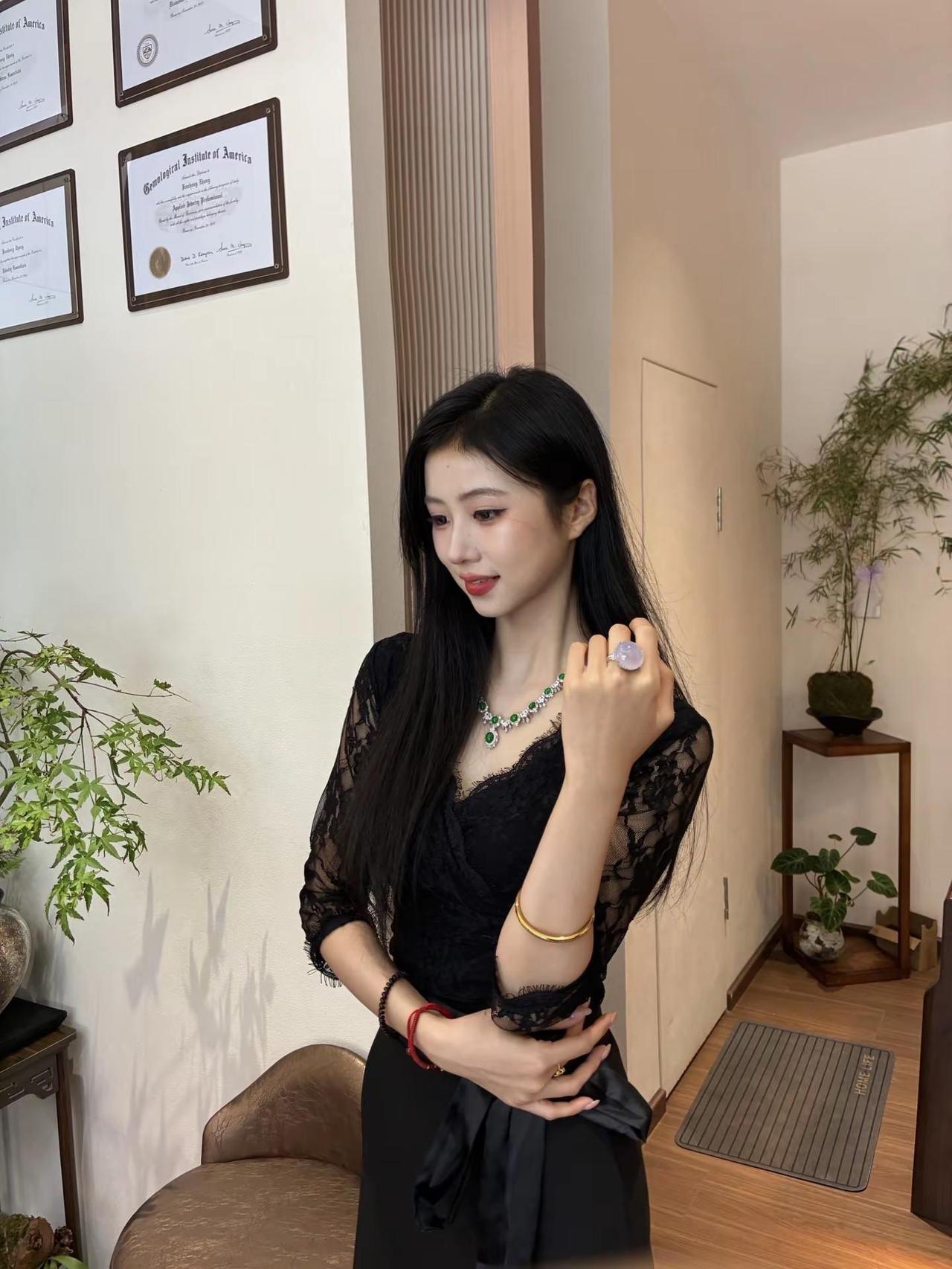 精致黑裙穿搭 紫罗兰翡翠戒指 翡翠ootd 黑裙美学 大钻戒的魅力