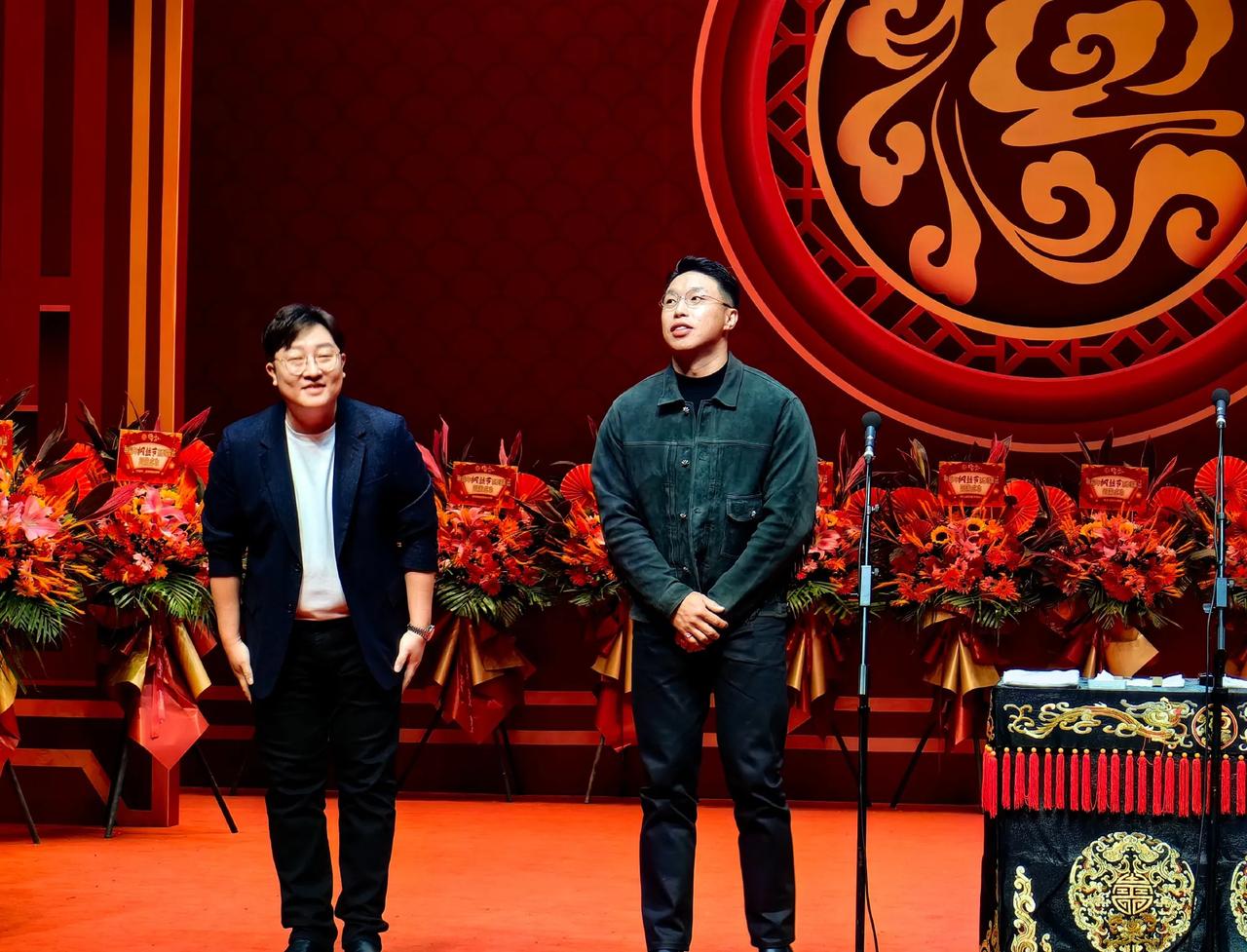 甲：烧饼靠什么当上的德云社副总？
乙：反正不是相声！
甲：为什么？
乙：你看栾怼