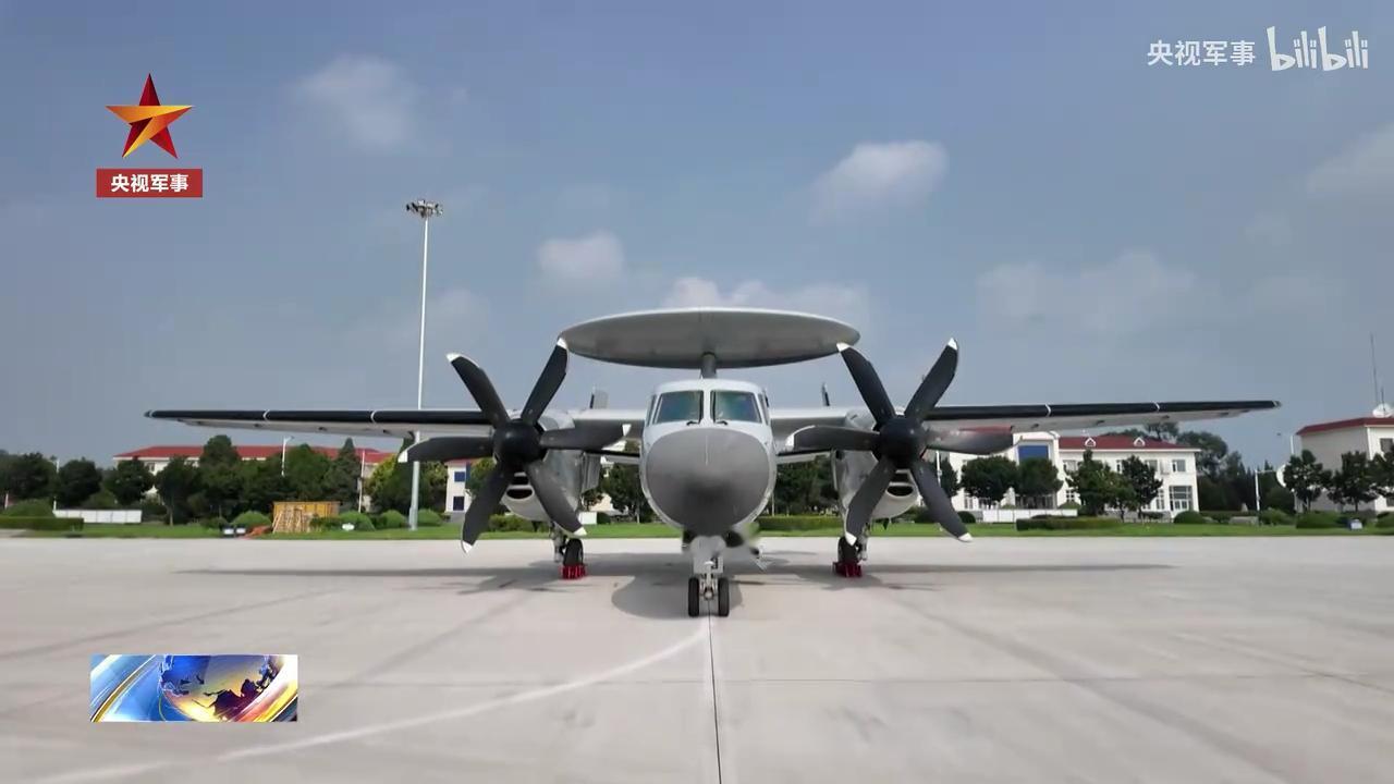 空警-600更多细节图来了，折叠完机翼后有点萌
从侧面看空警-600的机翼折叠形