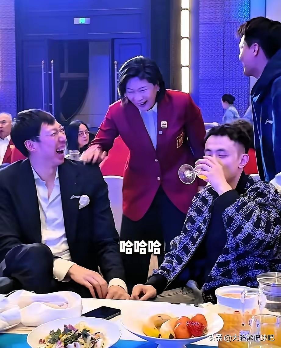 哈哈，周琦还挺有自知之明啊！
全明星赛晚宴上，赵睿故意调侃周琦，让周琦世预赛也去