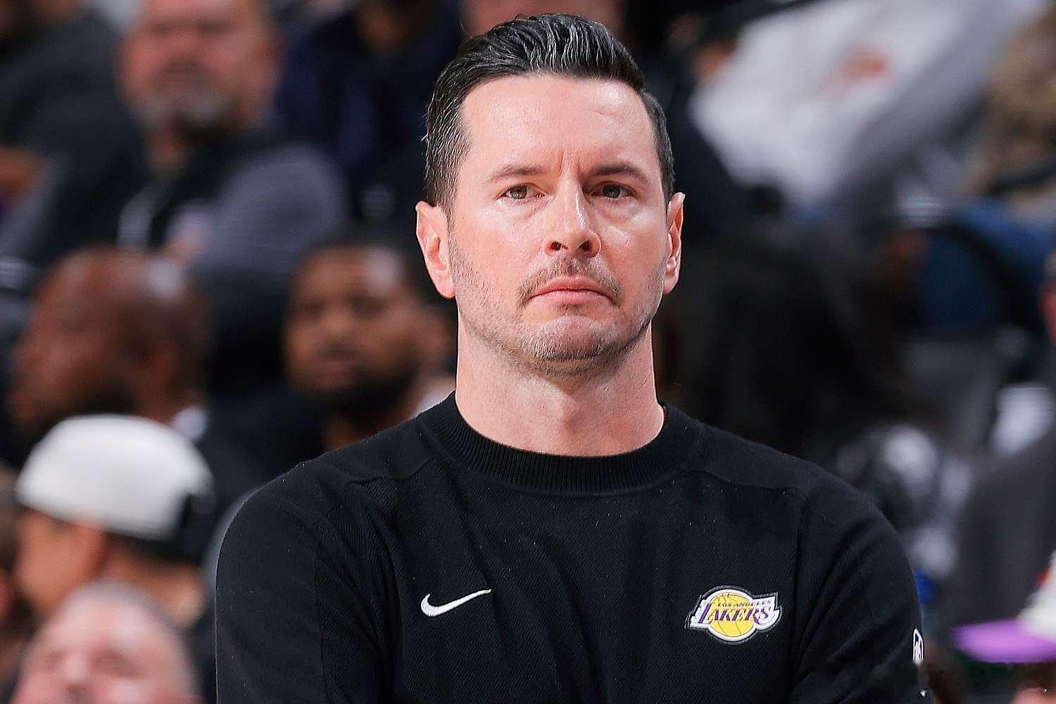 雷迪克：“今天晚上，失误、快攻失分和内线失分彻底把我们击败了。”谈到湖人的球队定