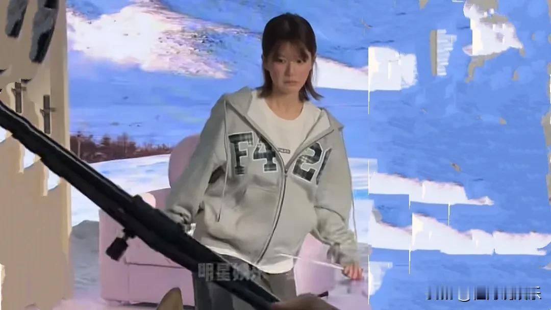 赵露思雪景大片震撼来袭！在银白世界中，她如灵动仙女般翩翩起舞，每一个笑容都仿佛能