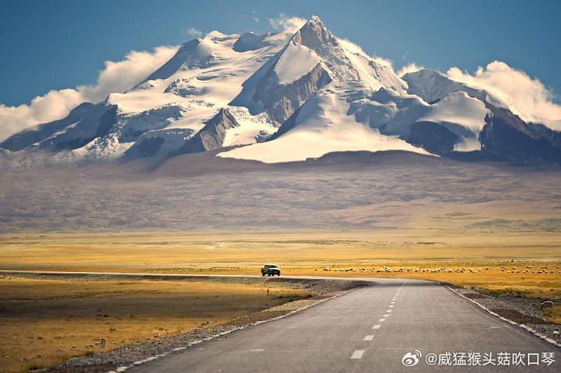 抬头是澄澈蓝天，眼底是连绵雪山，圣湖羊湖泛着清透蓝波，经幡在风中轻轻摇曳。踏足这