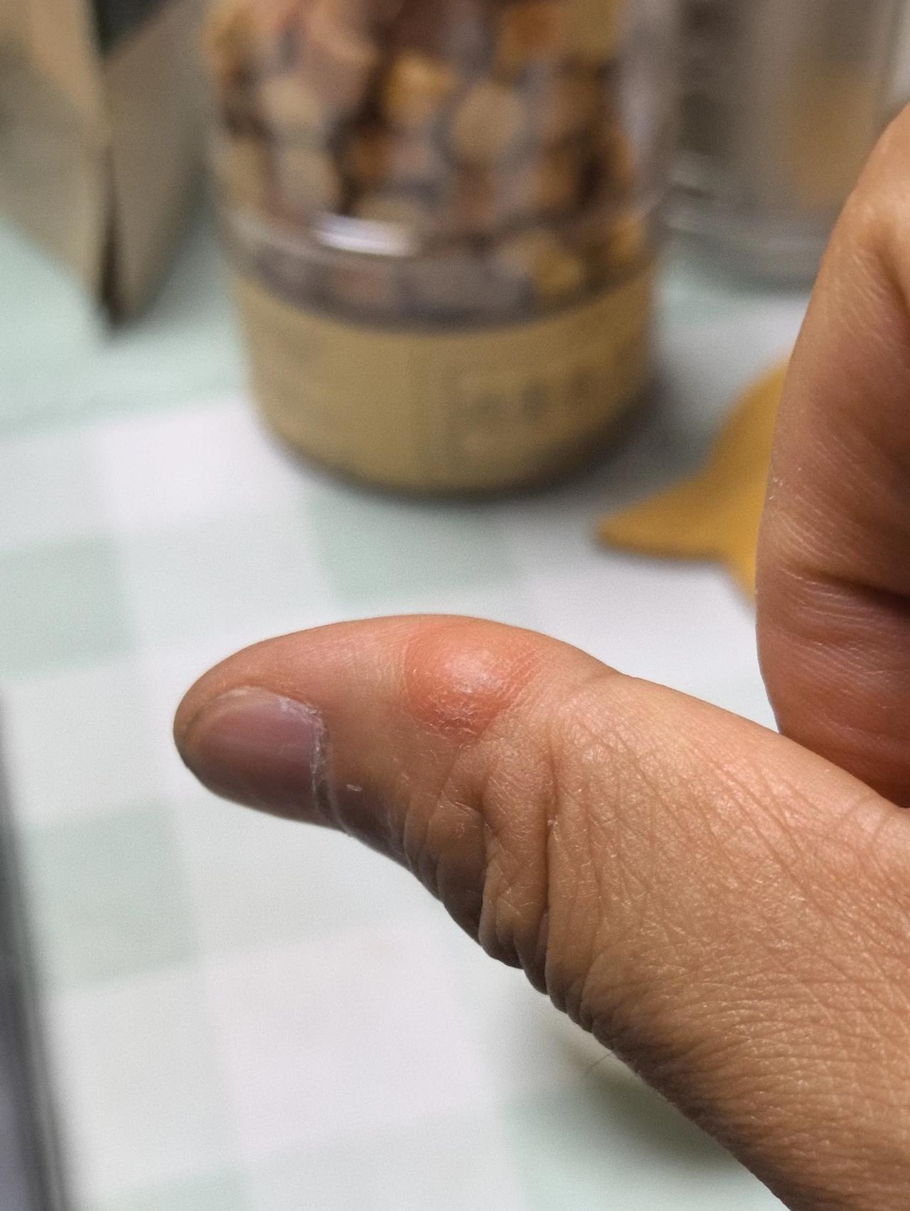 在婚礼上要账，突破了人的底线。

同事欠男子10000元。男子竟然到同事儿子婚礼