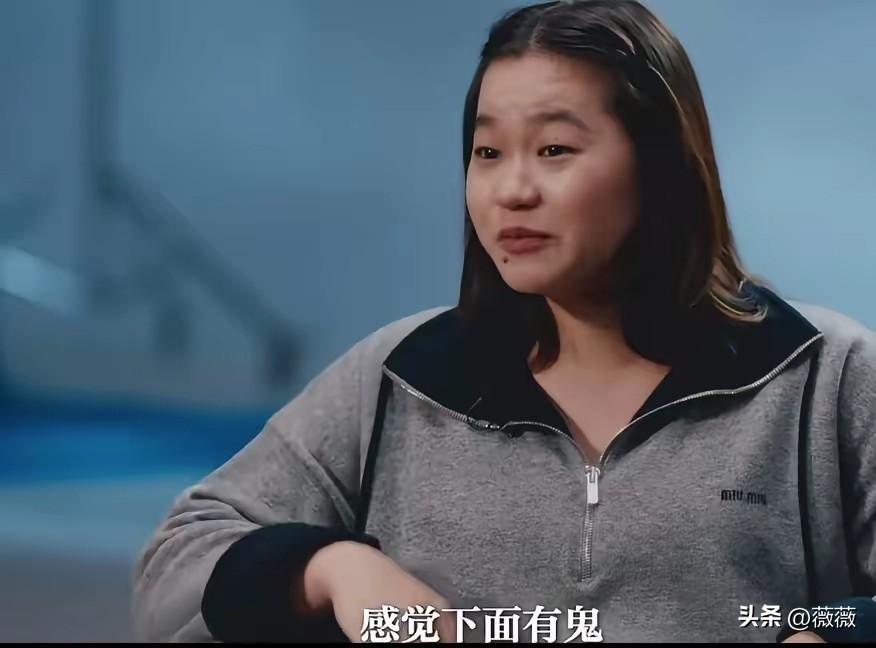 快被全红婵笑死了。
接受采访她是完全不按套路来。主持人问他，从10米高台跳下来，