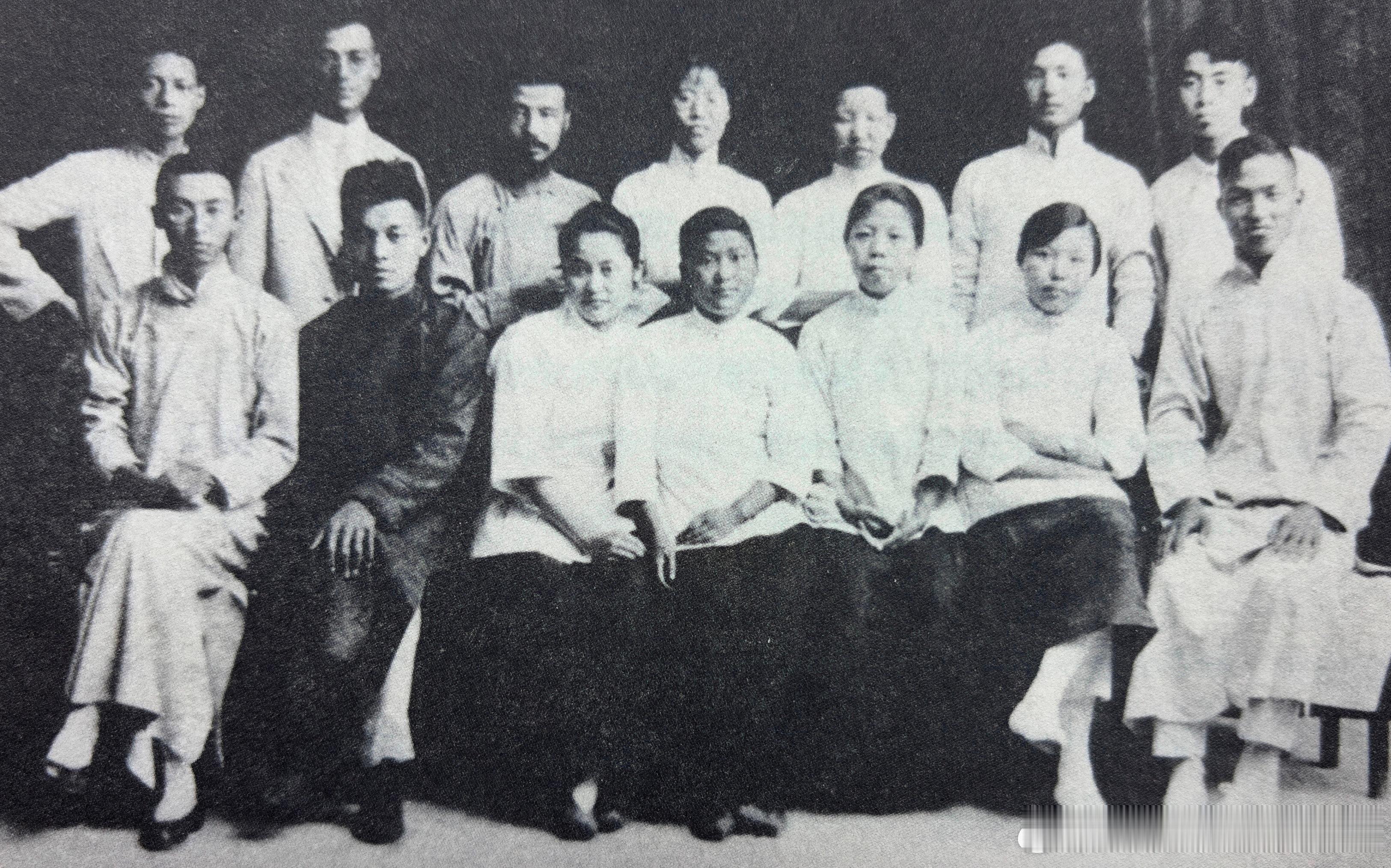 1919年9月16日天津进步青年团体觉悟社成立，这是部分社员合影，前排右二刘清扬
