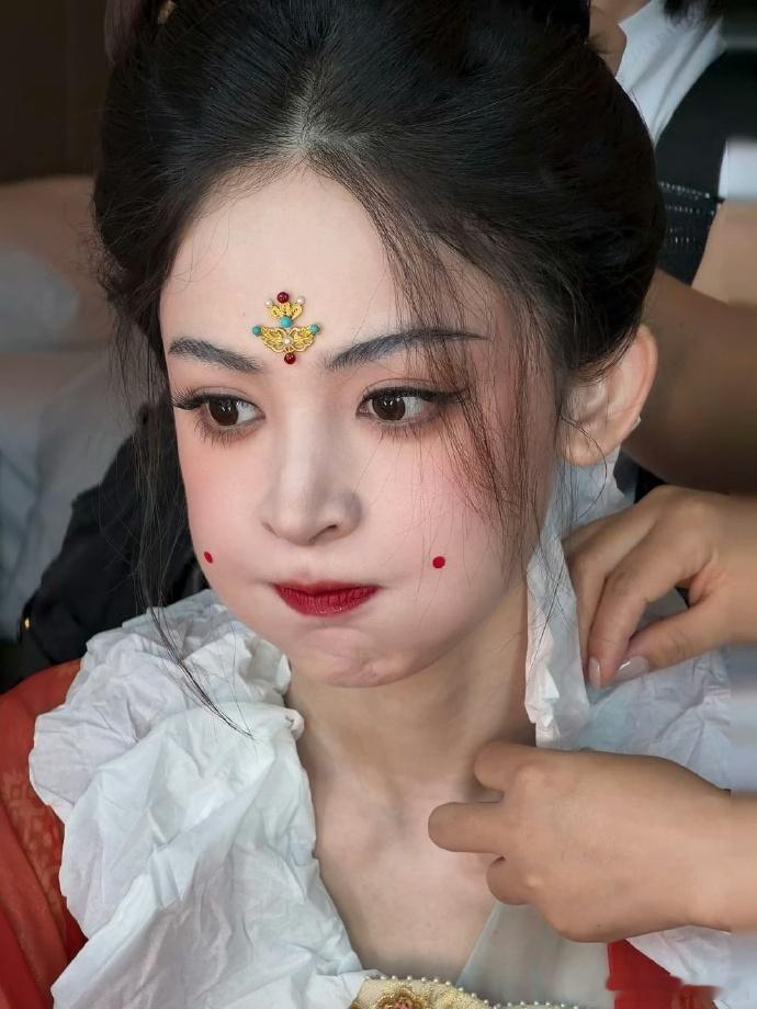 跟朋友唠起王牌新看点，娜扎要在王牌癫起来 首推娜扎的争夺赛！做好万全准备要“癫”