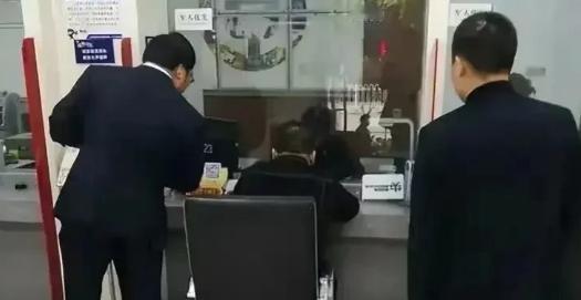 辽宁一男子刑满释放后，找到前妻索要身份证和银行卡，打算取出自己账户里的105万存