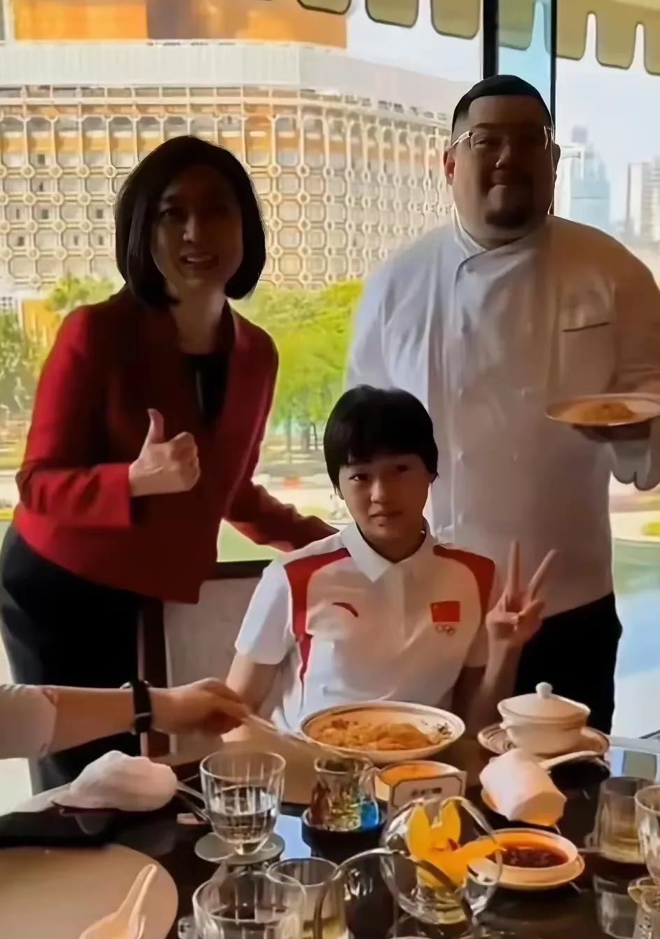 澳门永利皇宫酒店董事长陈志玲求合影这事儿，可太让人觉得新鲜了。

你想啊，她可是