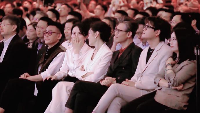 今天俞飞鸿与周涛在北京出席活动，两位美女坐在一起真的是越比越美，看上去都很有气质