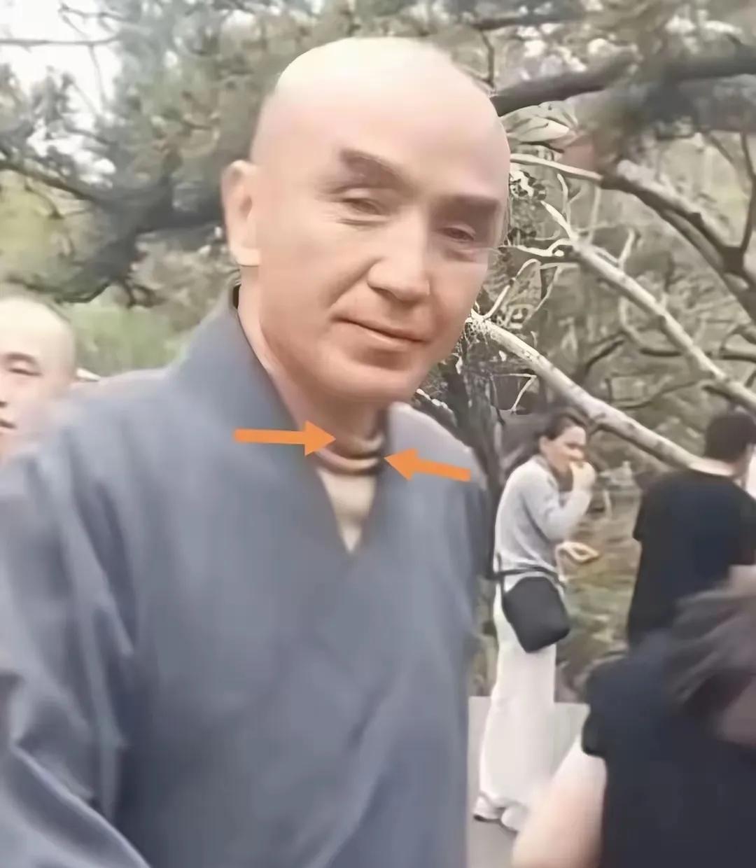 看着有点别扭啊！据说这是五台山的高僧，看着面善，可是脖子处有褶皱凸起，好似戴着一