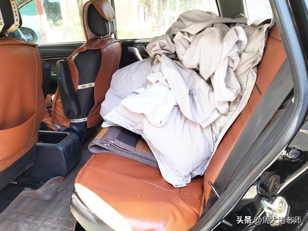 我不养狗，我也不反对别人养狗，但是，昨天下午一个养狗人的行为真让我无语了。
我在