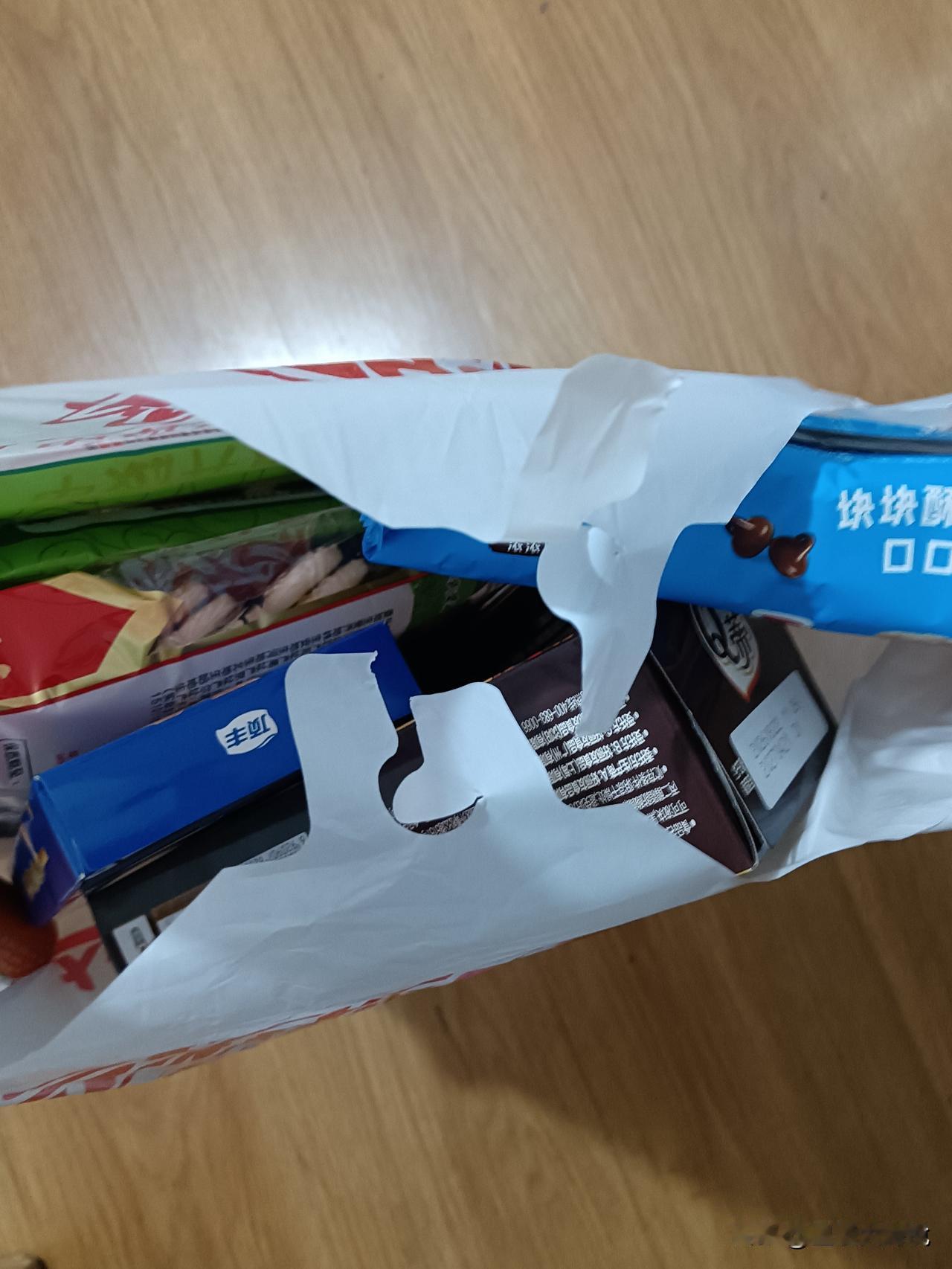 刚刚去了赵一鸣零食店给孩子买了一兜子好吃的，

以前孩子上初中的时候她是不带吃的