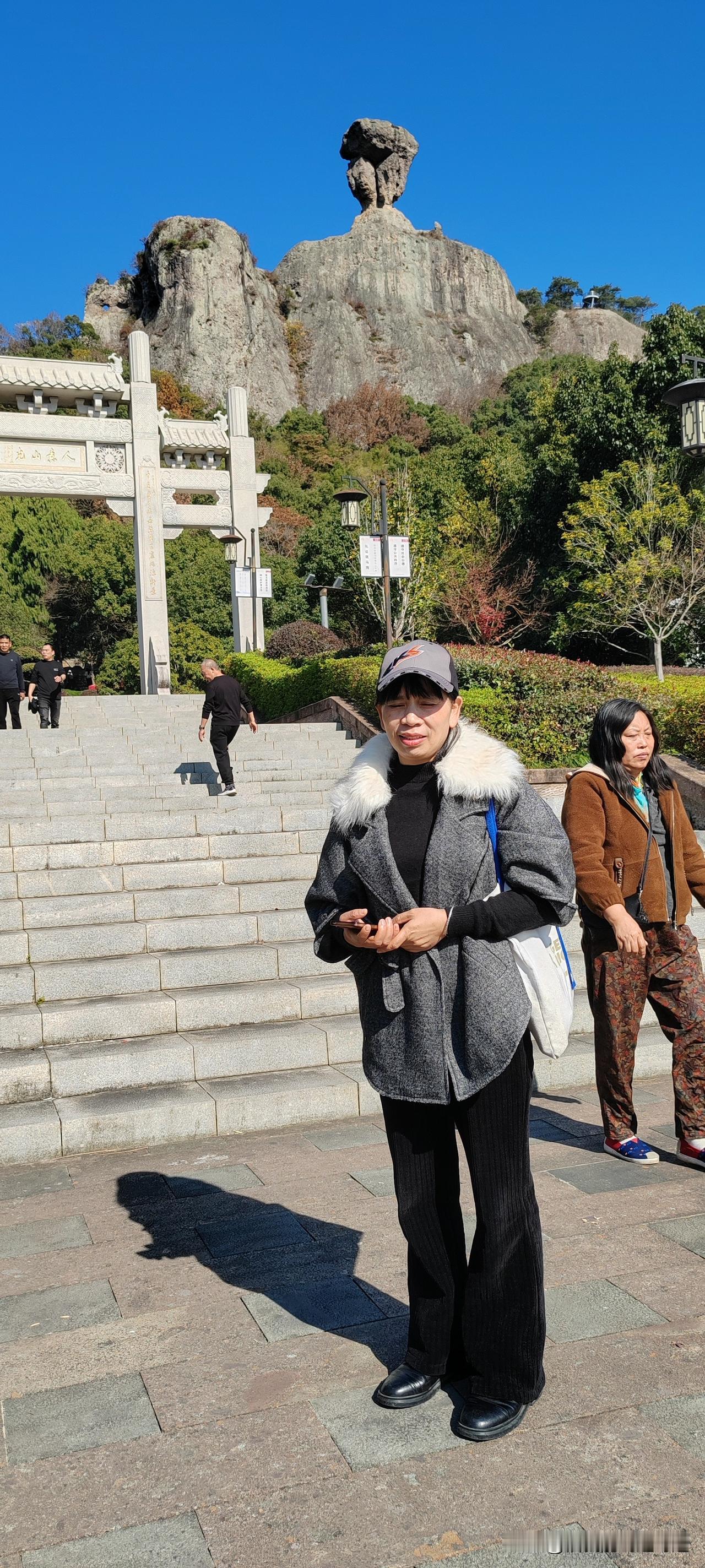 起早摸黑那有闲，
忙里忙外为三餐。
寻寻觅觅票难赚，
辛辛苦苦就是难。
 
谢谢