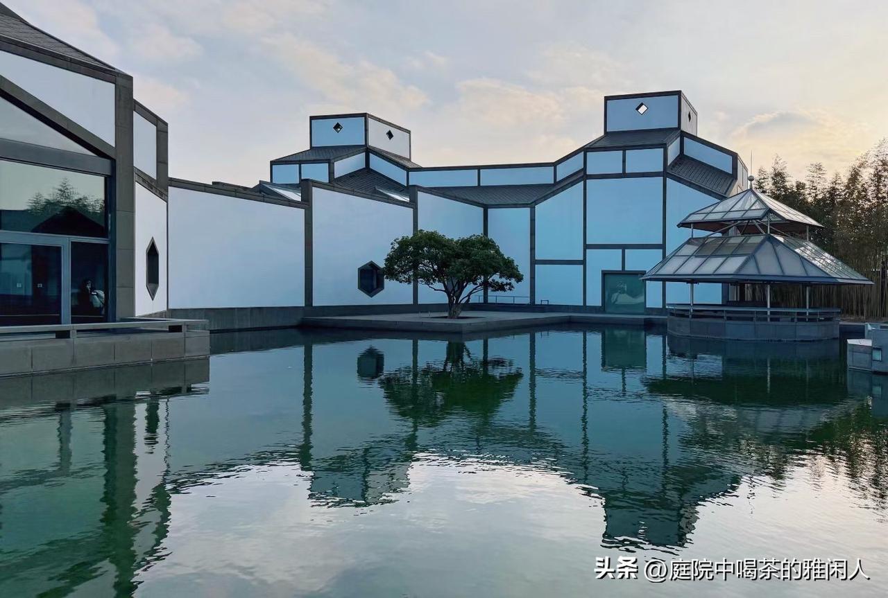 一纸文件下来，整个建筑行业怕是又要抖三抖。昨天晚上我姐给我打电话，我俩聊了快两个