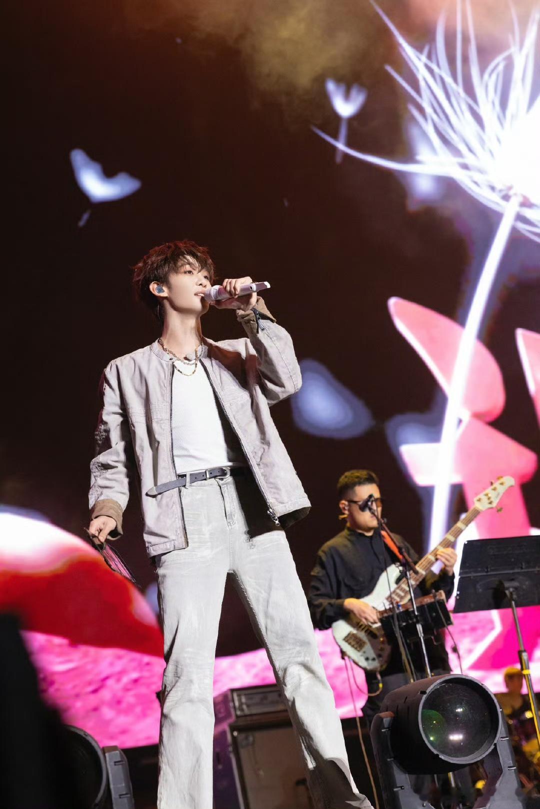 别人说有点自卑，爱豆会说：宝宝你本来就很好，不要自卑王赫野听到粉丝说自卑：跟我比