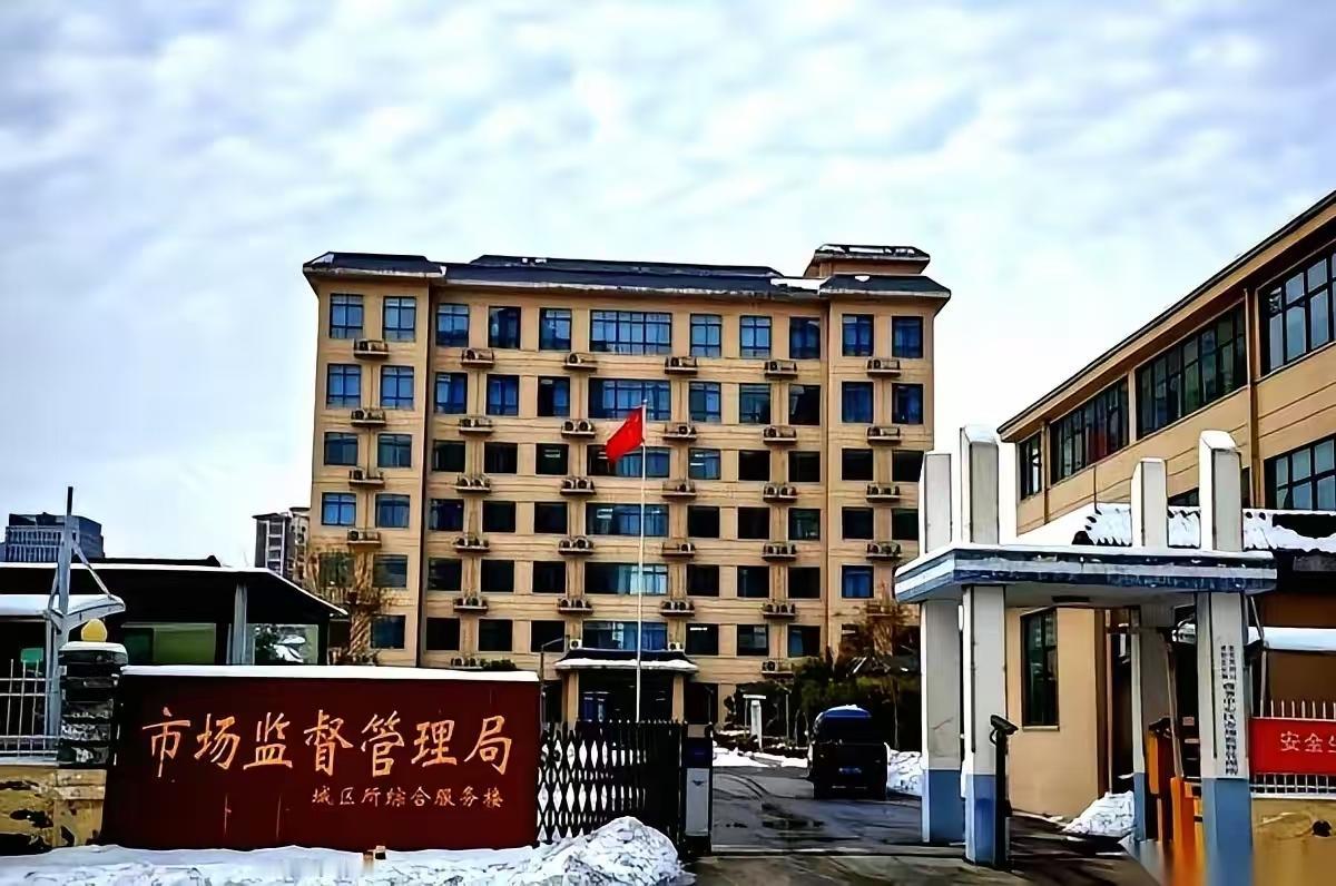 河南泌阳县21车冷冻食品“偏航”事件，由泌阳县纪委介入调查，这是否不太合适呢？