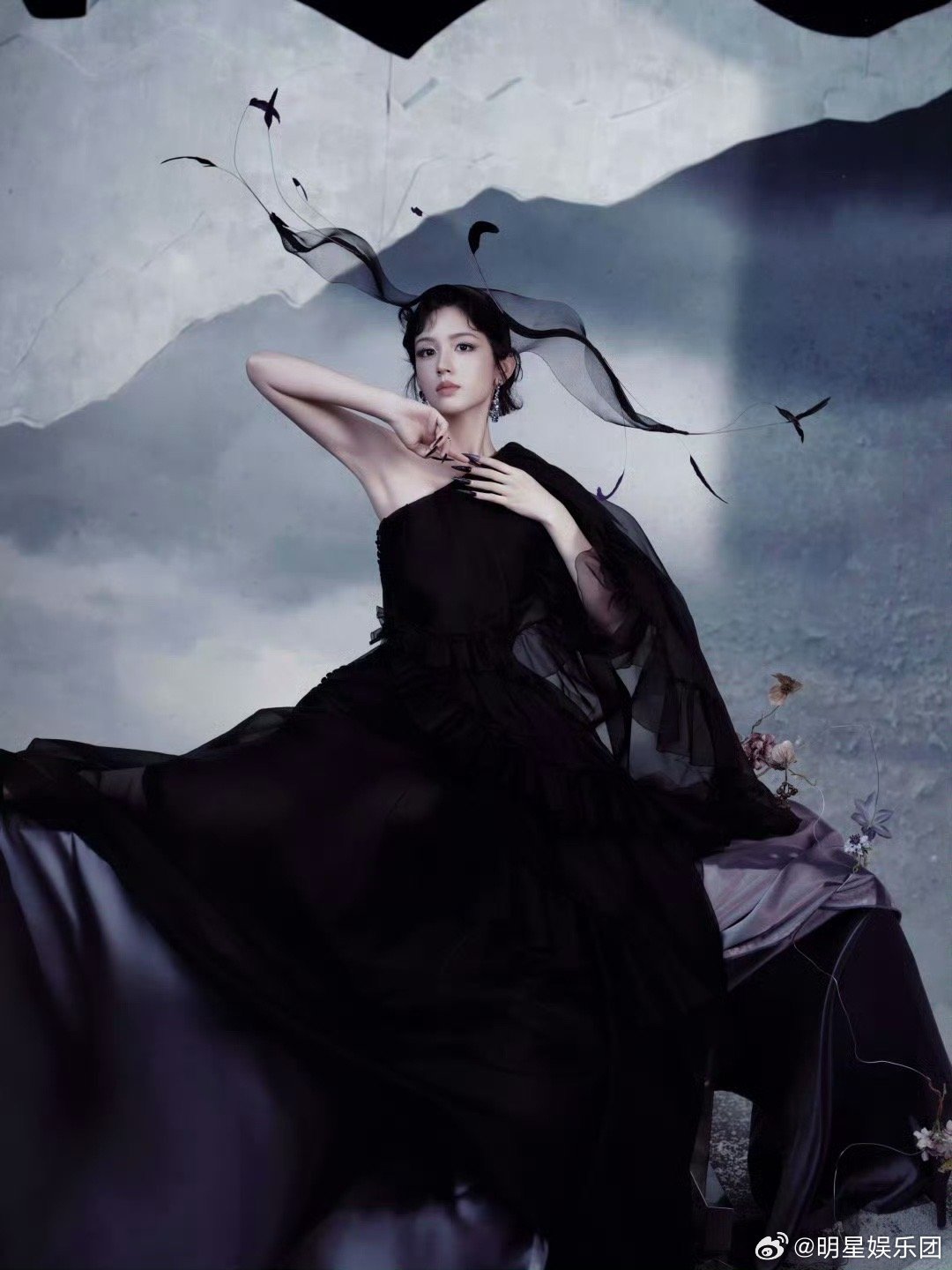周也魔法女巫周也这套造型黑白影像中暗影流动，感觉像是“从《沉睡魔咒》走出的暗夜女