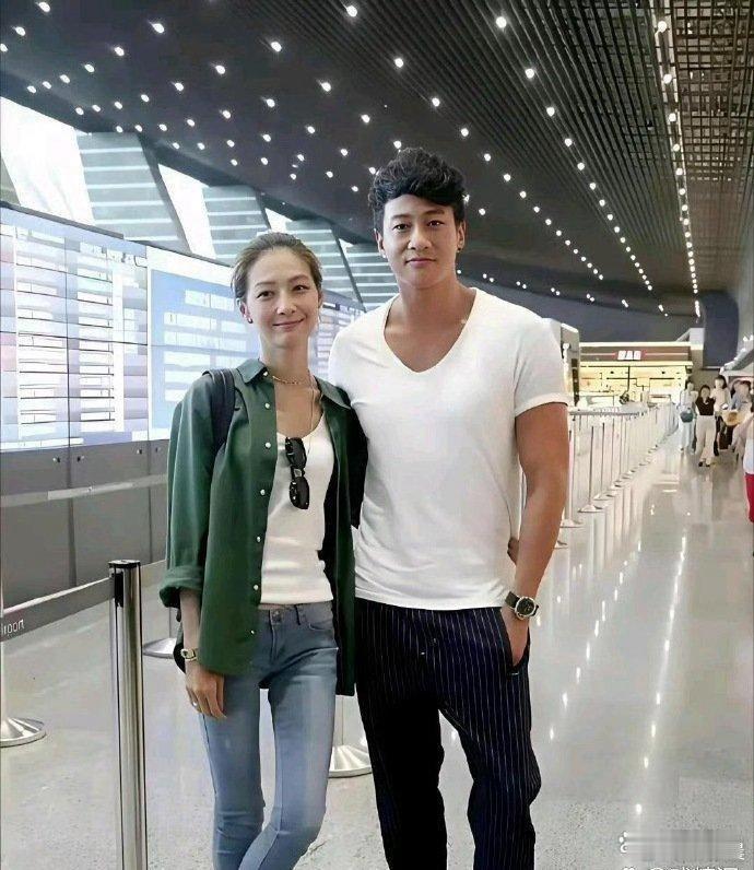 不得不佩服何润东的审美，老婆长相精致耐看。 