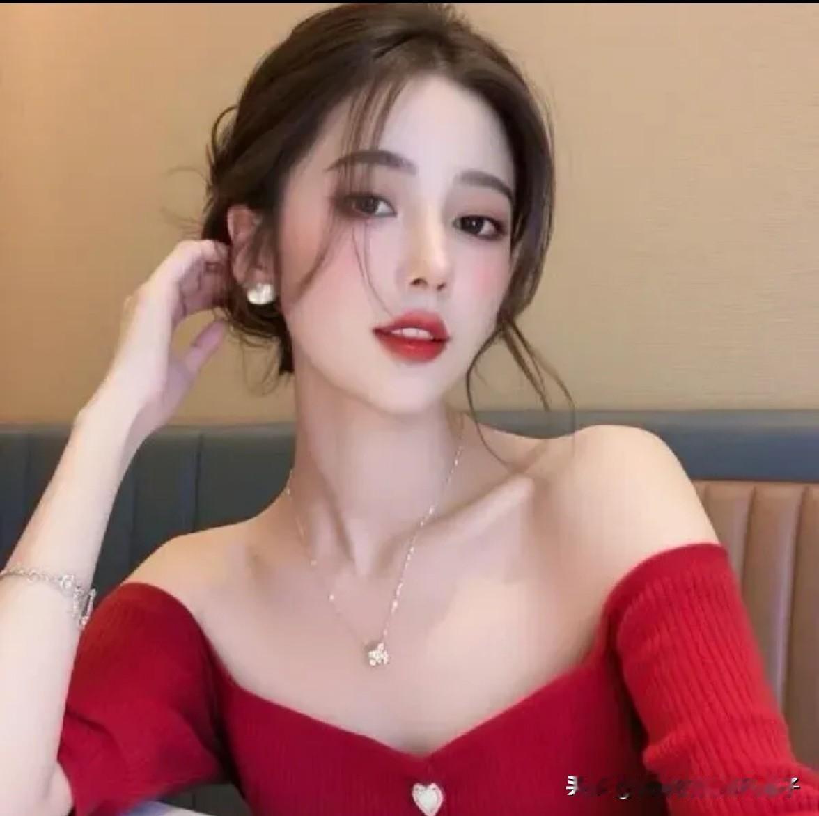 优雅红裙晚礼服，那魅力真是绝了！就像程程，身披红裙，自带高阶优雅和夺目艳感。缎面