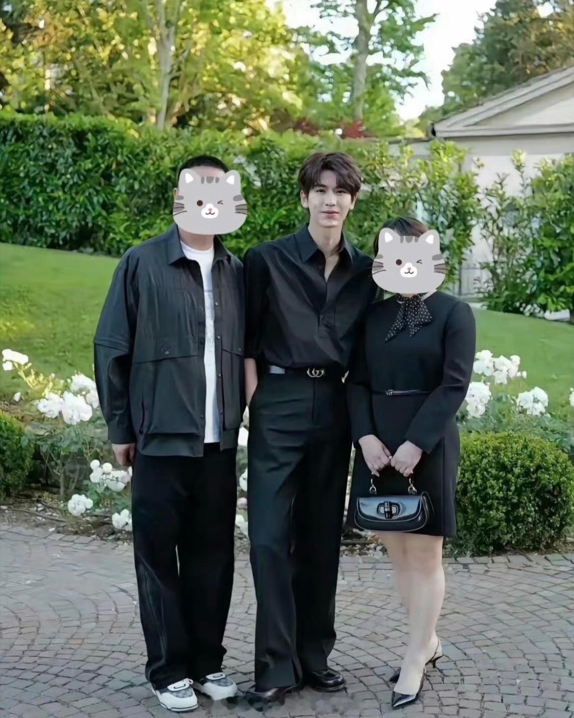张凌赫的妈妈公开了和家人的合照我妈比较黑…hhh这实诚孩子~妈妈：“逆子”小时候